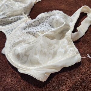 Playtex Bra Size 36DD Beige Underwire Lightweight Comfortable Straps